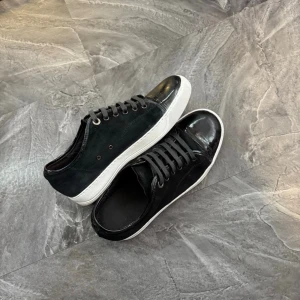 Lanvin sneakers - Bra skick, använda men fortfarande lite kvar i sig. Nypris ca 4000kr. Storlek UK 6/EU40. innersulan är utbytt. Självklart äkta - kolla bara recensionerna! Skriv för mer information🤝