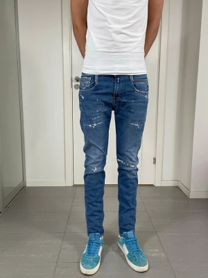 Replay Anbass Jeans  - Säljer nu dessa Replay Anbass jeans, W28 o L30, mått: ca 37 o 101 cm. skriv för fler bilder/frågor🙌🏼