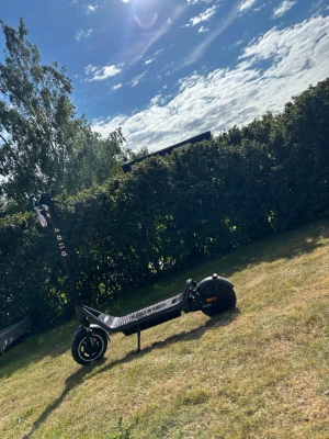 Svart elscooter från Pure - Säljer en svart elscooter från Pure med tydlig digital display på styret. Scootern har robust ram, stora hjul och modern design. Perfekt för smidig transport och enkel laddning. Tillverkad i metall och plast med detaljer i svart och vitt. Den når upp till 20 km/h och har en en wat på 250 med topp 914. Räckvidd har den 45 km.Använd den i 3 veckor med en uppgradering på elsparkcykeln med en vit model! Lampan har gått sönder lite men ingen fara att byta den! Laddaren följer såklart med! Ihopfällbar