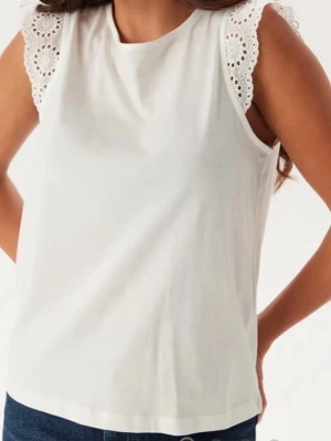 Vero Moda topp - Vit topp från Vero Moda. Storlek XS. Aldrig använd! Volang vid armarna. Jättefin men har aldrig kommit till användning tyvärr. 