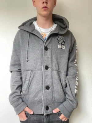 Abercrombie and fitch cardigan - Modellen är 178cm och väger cirka 70kg. Storlek large men passar medium. Hör gärna av er vid intresse eller frågor!