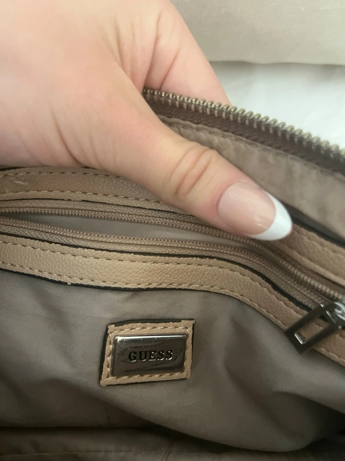 Beige axelremsväska från Guess - 3