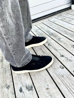 Arigato skor - Svarta laceless mocka arigato sneakers. De är i bra skick utan skador, box och dustbag medföljer också vid köp.