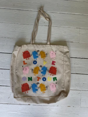 Harry Styles Love On Tour totebag - Harry Styles totebag från Love On Tour 2023. Officiell merch.