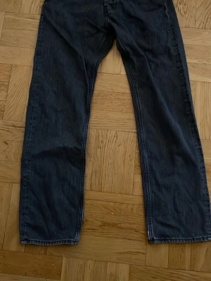 Svarta raka jeans från Weekday - Säljer ett par svarta jeans från Weekday i modellen Space. Jeansen har rak passform och klassisk femficksdesign. Tillverkade i ett slitstarkt denimtyg som passar perfekt till en avslappnad stil.