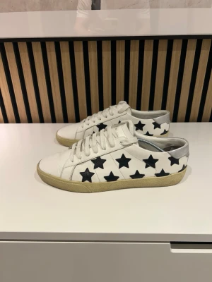 Saint Laurent sneakers - Trevlig sommarsko i stl 42,5. Bekväm och passar till de mesta. Kan mötas upp i Göteborg eller skicka med posten. Obs dustbag tillkommer men har inte kvar lådan.