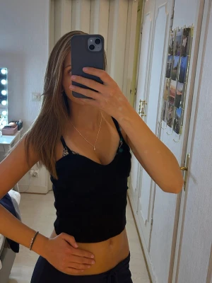 Svart topp/linne - En jättesöt svart topp från Zara med justerbara band! Perfekt till sommaren!!😍
