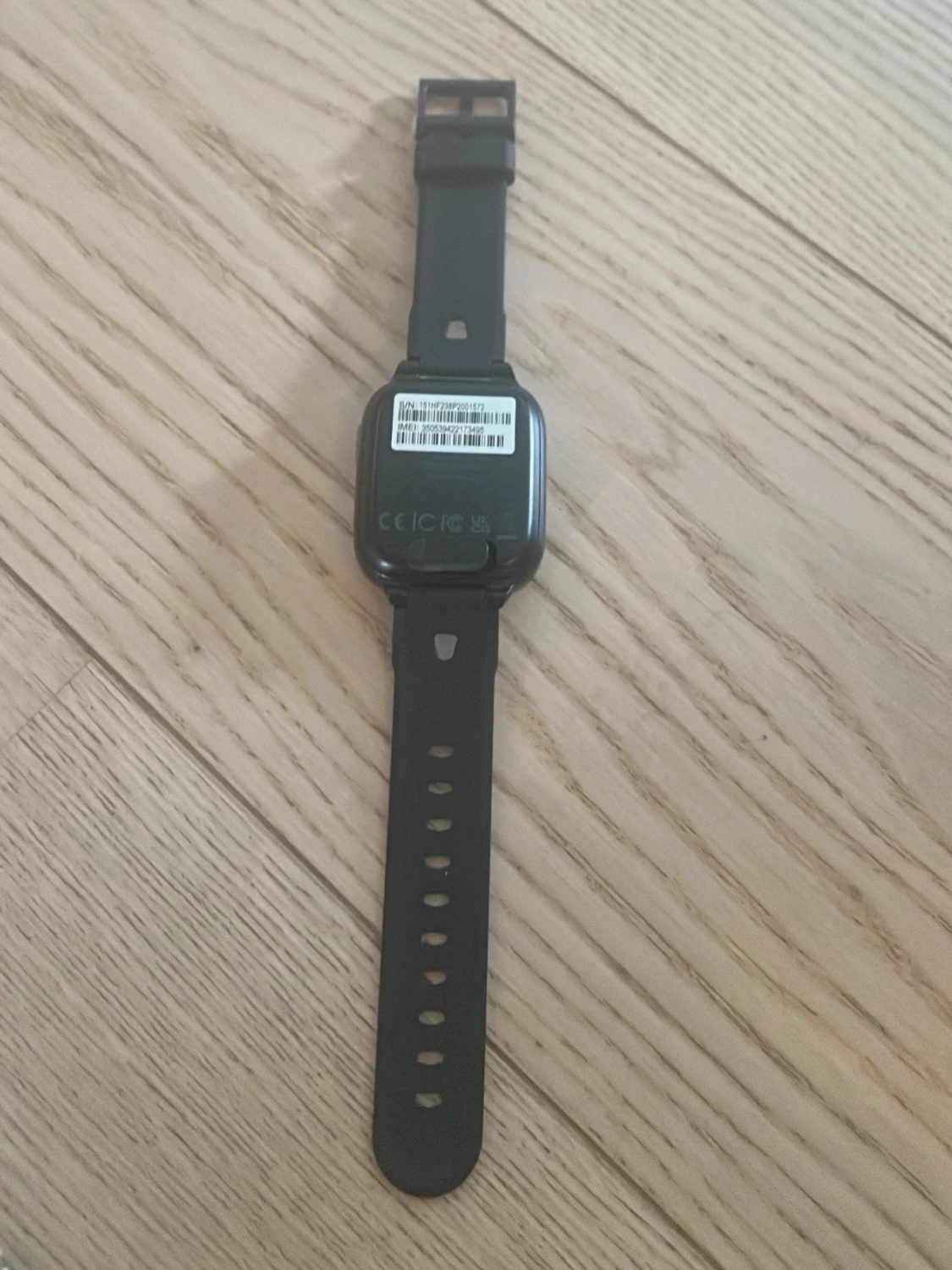 Svart smartklocka med silikonarmband - 1