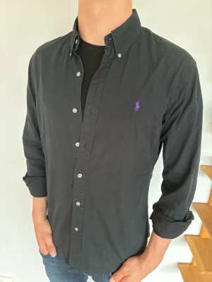 Ralph Lauren Skjorta  - Ralph Lauren Skjorta slim fit| Pris: 449kr| Storlek: L| Skick: Mycket bra, 9/10| Hör av dig vid minsta lilla fundering eller fråga|