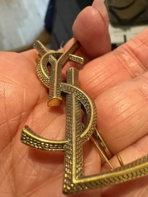 Guld brosch  - Jätte fin att sätta på kavaj eller annat. Skick enligt bilder. Lite böjd nål 