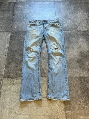 Vintage Nudie Jeans Bootcut Ola - tja! nu säljer jag mina sjukt feta vintage nudies i modellen bootcut ola🫡 de i strlk 30/32 och har stört feta slitningar👏 som du kan se på bilderna finns det ett hål där bak, jag kan självklart laga det ifall du vill det, bara att skriva:)