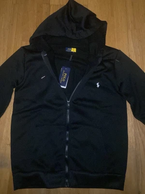 Svart ziphoodie från ralph Lauren - Storlek M men passar L
