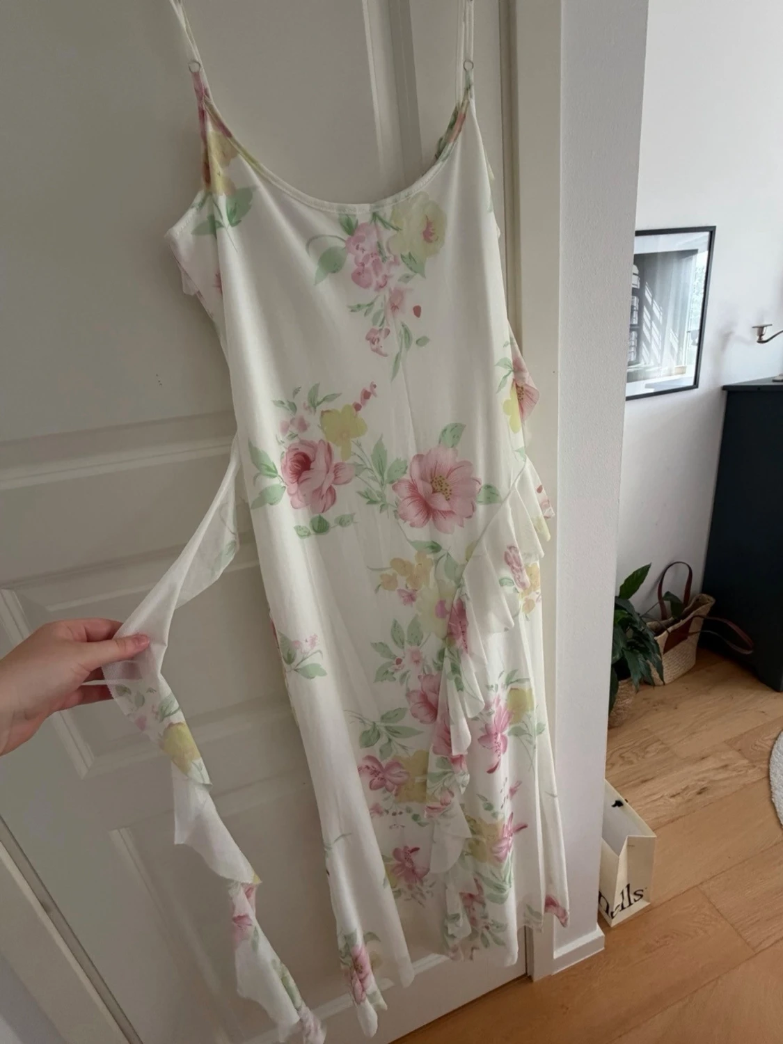 Blommig långklänning med volanger - 2