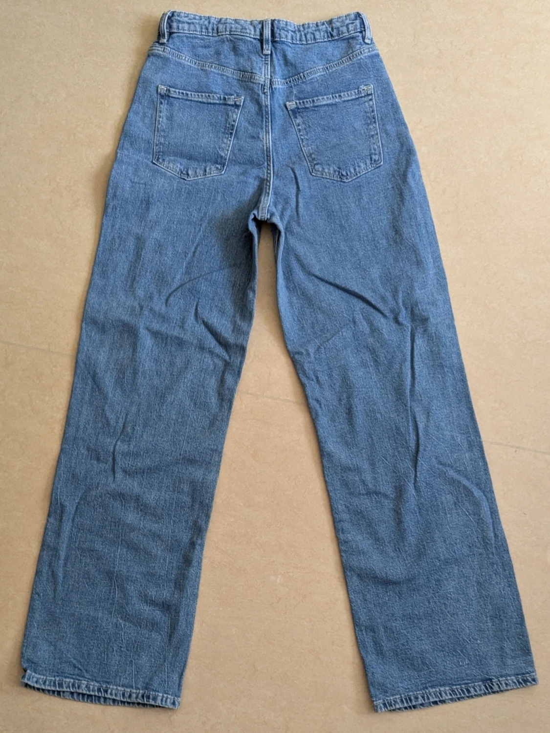 Blå raka jeans med slitningar - 2