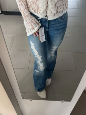 Gina tricot jeans - Gina Tricot Young ‘Iconic Twisted Jeans’ i fint skick. Endast använda ett fåtal gånger. Trendig modell med slitningar och snygga detaljer. Storlek 164. Nypris 400 kr.