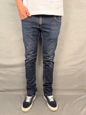 Nudie jeans - Säljer dessa sjukt snygga nudie jeans i galet fet tvätt! Size 34 men sitter som 32 | Länge:102cm,Midja:41cm | Modellen är 180cm | skick 8/10 litet hål vid skrevet men inget man riktigt tänker på | hör av dig vid frågor eller funderingar | fraktar inom 24H🔥