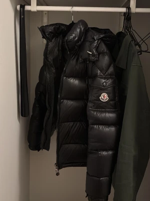  Moncler Maya  - Äkta Moncler jacka bra pris! Modellen är Maya och är i väldigt gott skick! Inga skador, lekage osv. Storlek 2 vilket motsvarar M 