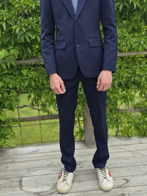 Mörkblå kostym  - |Pris går att diskuteras|Kostym från dressman i färgen mörkblå. Slim fit och short. Storlek 44 och 27/30. Använd en gång.