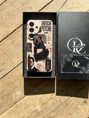 Design case  - Säljer nya mobilskal från Design Case. Finns till alla iPhone och Samsung modeller  Du kan välja färdiga designer eller skapa ett helt eget skal med egna bilder, text eller motiv.  Perfekt om du vill ha ett unikt mobilskal som ingen annan har.  Skriv vid intresse så skickar jag mer information och exempel på designer. 