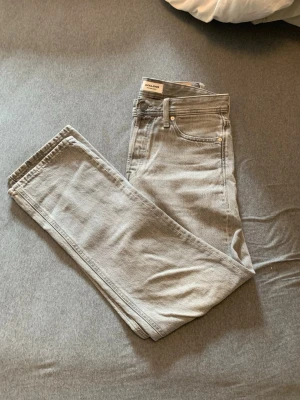 Ljusgrå Jeans från Jack and Jones  - Är ett par fräscha ljus relaxed/chris Jeans från Jack and Jones inte använda nån gång men vill bli av med dom så säljer dem billigt vid frågor och funderingar bara skriva!!!👍