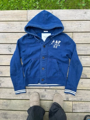 Abercrombie knapp hoodie - Riktigt fet vintage Abercrombie knapp Hoodie. Storlek L. Väldigt fint skick