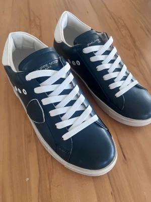 Philippe Model skor - Snygga svarta sneakers från Philippe Model i slätt läder med vita detaljer och vita skosnören. 10/10 skick, sköna luftiga skor till sommaren, ej använda alls