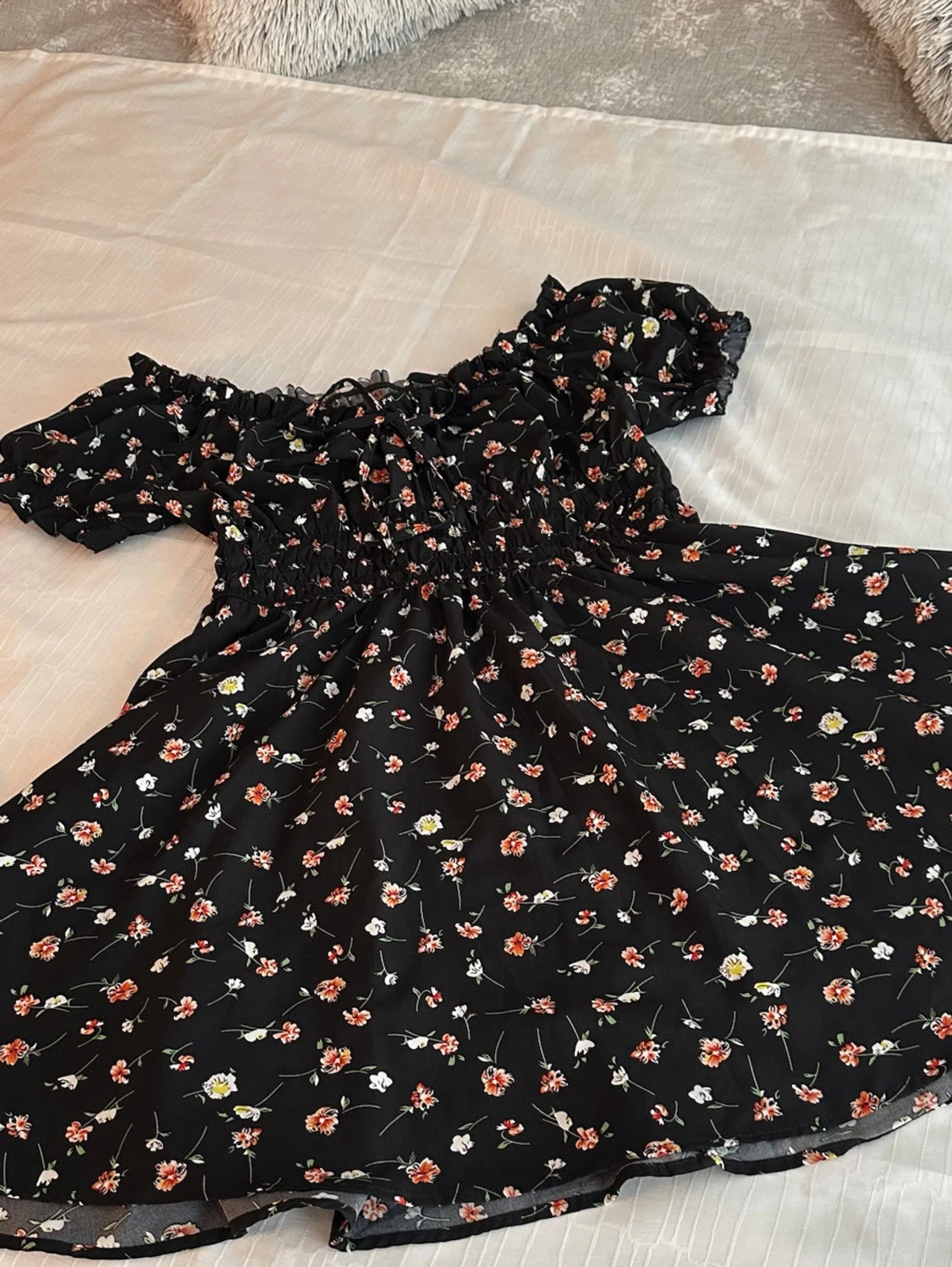 Svart blommig kortklänning med snörning M, längd 82 cm - 4