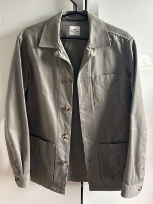 Overshirt John Henric - Säljer en overshirt från John Henric som är i storlek S. Finns inga tecken eller lukter på användning och är väl hanterad. Pris 399kr.