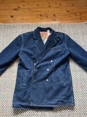 Levis Jeans kavaj / Jacka  - Säljer min dubbelknäppta Levis Gianni jeans kavaj / jacka i size M. Otroligt sällsynt och snygg. Passar true to size. 