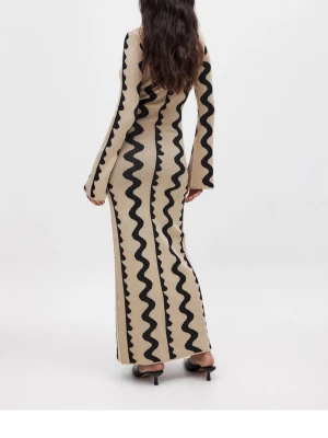 Beige långklänning med svart mönster -  Fin klänning i trevligt material från NAKD i storlek small. Använd ett fåtal gånger, jättefint skick. Nypris 799kr, kom gärna med prisförslag💕