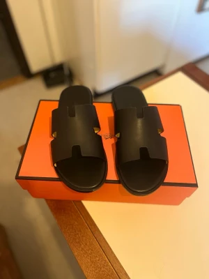 Sandaler  - Helt nya aldrig använda, storlek 45 men passar även 44,43. Pris kan diskureras