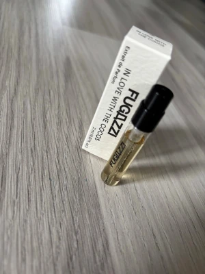 Fugazzi in love with the cocos  - Parfymprov av fugazzi in love with the cocos. TOP NOTES  Bergamot / Lemon Zest / Coconut Water MIDDLE NOTES  Orange Blossom / Geranium / Rose BASE NOTES  Amber / Musk / Ambrette