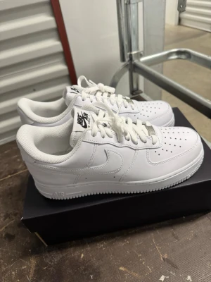 Nike Air Force 1 '07 Flyease Vita Sneakers strl 41 - Helt nya oanvända Nike Air Force 1 '07 Flyease Vita Sneakers strl 41  Skorna har inte blivit använda eller testade. Original kartong medföljer.  Nypris hos Nike 1400 kr!