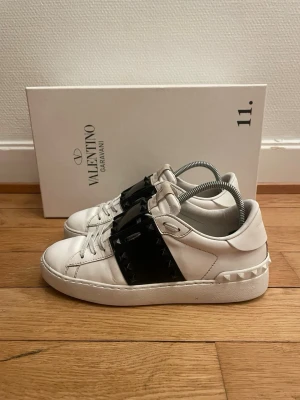 Valentino rockstud sneakers  - Säljer nu dessa fina valentino skor | Super fint skick | Storlek 37 | Hör gärna av er vid frågor eller funderingar 