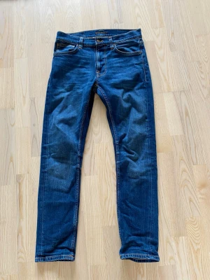 Nudie lean dean  - Säljer ett par mörkblå nudie lean dean. Mycket bra skick.
