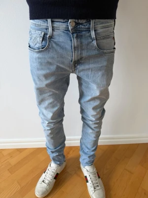 Replay Jeans - Säljer ett par feta replay jeans i storlek W29. Modellen är ca 175 cm. Skrov vid funderingar!