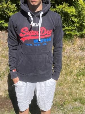  Superdry hoodie - Superdry Hoodie  Säljer min Superdry hoodie i fint skick. Bekväm passform och perfekt för både vardag och fritid.  📦 Snabb frakt ✅ Bra skick 💯 Äkta Superdry  Storlek: S  #superdry #grisch #arkivet #arkivetstyle #streetwear #y2k #cleanfit #oldmoney #trend #fashion #outfit #style #hoodie #vintage #retro #fyp #explore #plick #vinted #sverige #kläder #streetstyle #casual #mode #fitcheck #aesthetic #wardrobe #fashionstyle #secondhand #preloved
