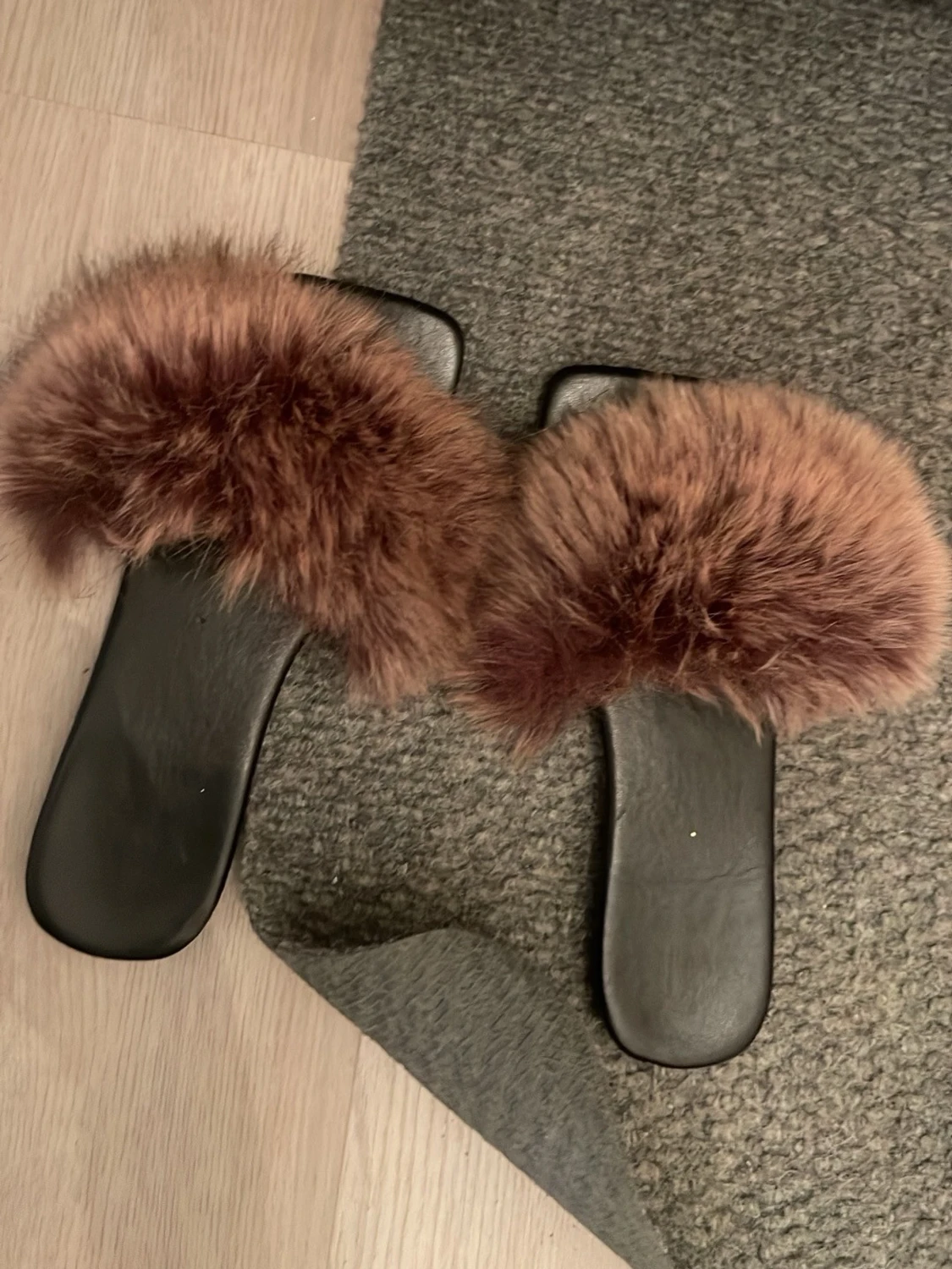 Svarta tofflor med fluffig brun päls - 1