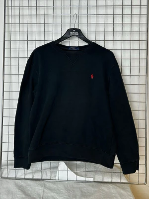 Sweatshirt polo - Denna vara kommer att auktioneras ut på på Humana x Plick Live den 8 juni klockan 19:30