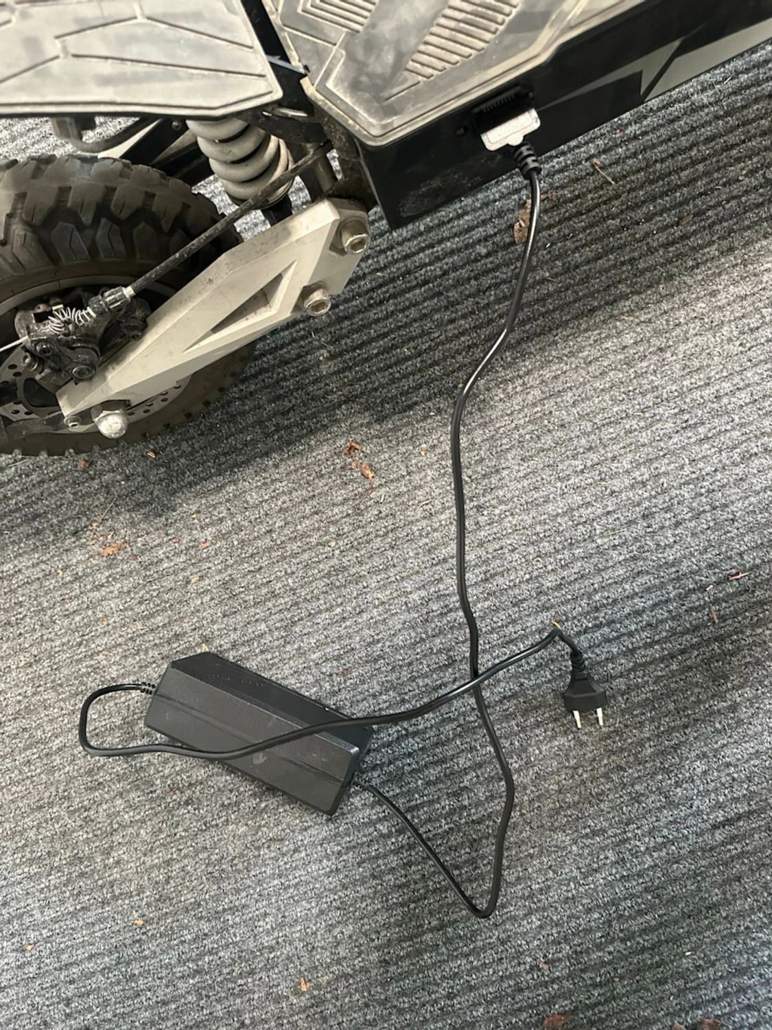 Svart elscooter med laddare