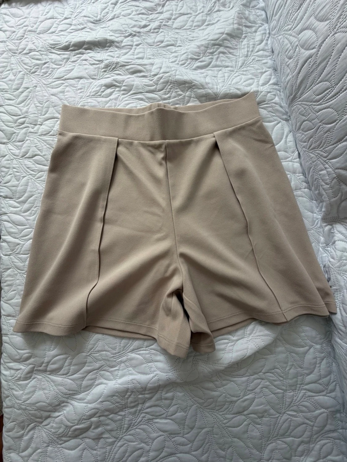 Beige högmidjade shorts från H&M