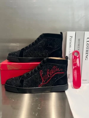 👟 Christian Louboutin High-Top Sneakers – Strl 43  - Säljer ett par exklusiva Christian Louboutin high-top sneakers i storlek 43. Klassisk modell med ikonisk röd sula och stilrena detaljer som verkligen sticker ut.