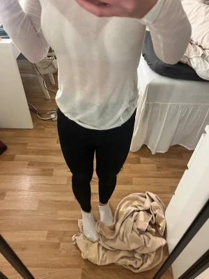 Svarta leggings med hög midja - Säljer ett par klassiska svarta leggings med hög midja. De är tighta och stretchiga, perfekta för en clean och enkel look. Passar till det mesta och är riktigt bekväma. Materialet känns mjukt och följsamt mot kroppen.