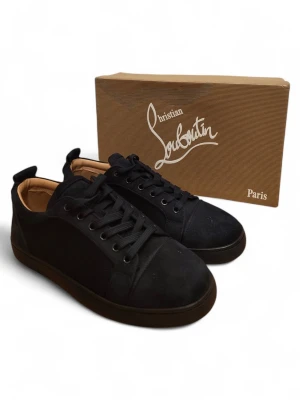 Mörkblå Christian Louboutin sneakers - 🚚 skickar inom 24h 💸 Godkänner många bud på dessa Snygga Mörkblå sneakers från Christian Louboutin med klassisk låg profil och ikonisk röd sula. Skorna har svarta skosnören, ovandel i mocka och läder samt diskreta detaljer. Perfekta för dig som vill ha en clean och exklusiv look.