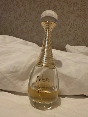 J'adore Eau de Parfum från Dior - J'adore Eau de Parfum från Dior 100ml som kanske 50ml kvar. 