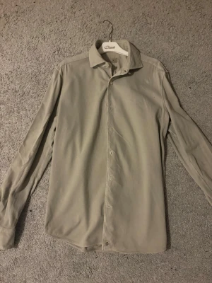 Sonrisa skjorta - Snygg sonrisa skjorta i beige/grå färg. Använd1-2 ggr strl m