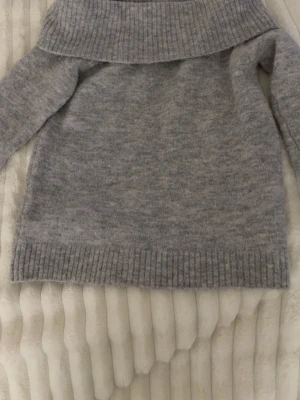 Grå stickad off shoulder tröja - Jätte fin grå stickad off shoulder tröja från Gina tricot. Storlek 158/164.      Snabb handel!💓