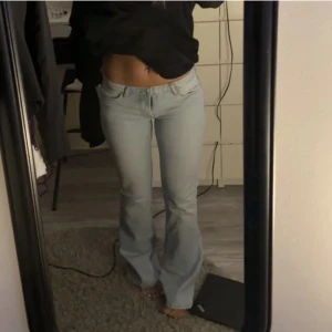 Lågmidjade Zara jeans  - Intressekoll på mina snygga ljusblå zara jeans, helt slutsålda och så så snygga !! Storlek 36 men skulle säga liten i storleken så passar även mindre storlekar. Inga defekter ! 