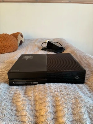 Xbox One (Original 2013) - Detta är alltså de första Xbox ”ONE” som kom ut 2013. Funkar fel fritt. Medföljer Strömkabel+HDMI-Kabel. Kontroll finns tyvär inte.                           Spel som medföljer är Forza Motorsport 5, FIFA 17, FIFA 20, UFC4. 