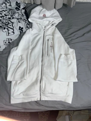 Vit kofta från sail racing - Detta är en vit kofta som är väldigt snygg den passar både för orten och grisch stil. Varan tvättas innan den skickas ut och om du inte är nöjd med det satta priset så går det att förhandla